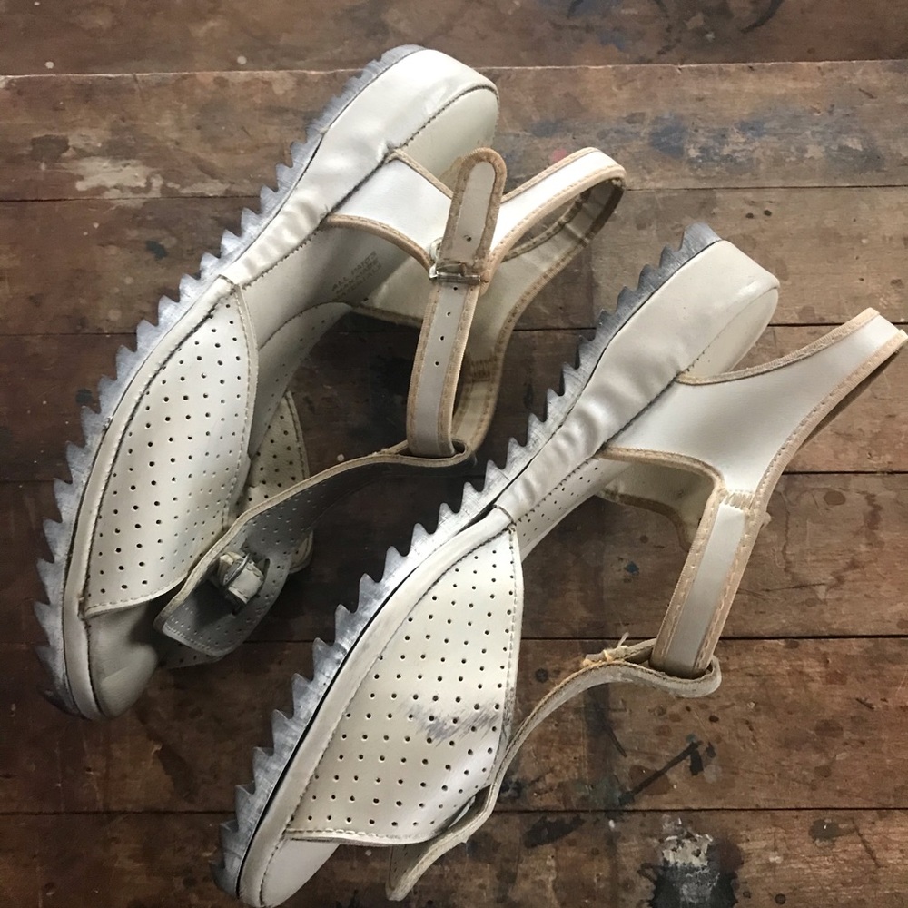 Vintage 60s taupe laser cut sandals - Picture 6 of 10